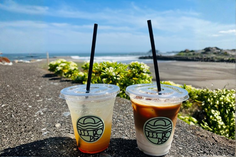 浜辺に置いたふたつのドリンク