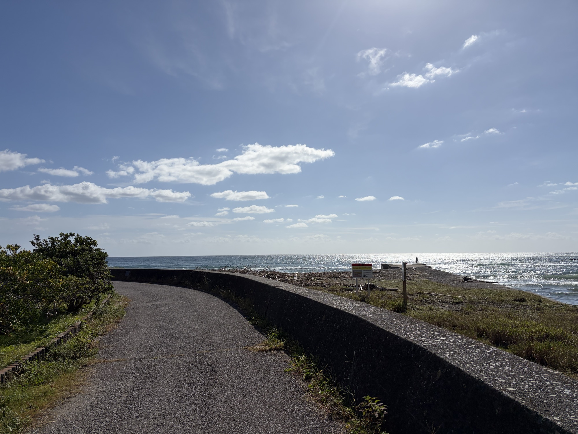 堤防ぞいの道の先に広がる海